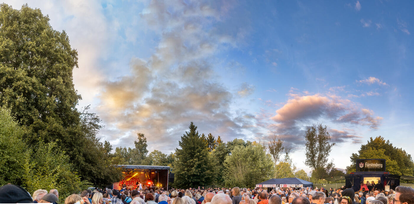 Konzertbühne des Kulturfests im Abendlicht mit vielen Besuchern