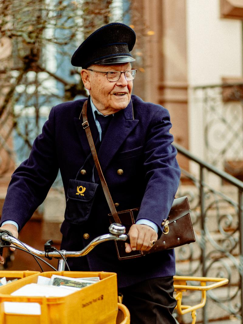 Fotoprojekt „Ich war nie nur mein Alter“ – Bewohner als Postbote mit Fahrrad