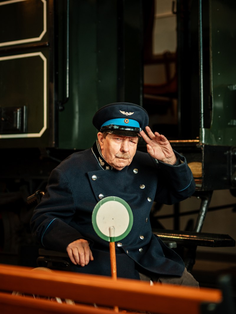 Fotoprojekt „Ich war nie nur mein Alter“ – Bewohner in Bahn-Uniform mit Signalkelle