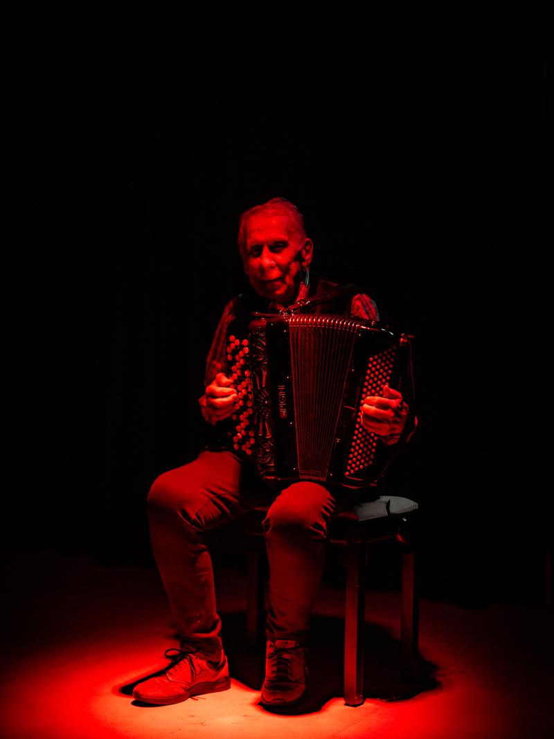 Fotoprojekt „Ich war nie nur mein Alter“ – Bewohner spielt Akkordeon