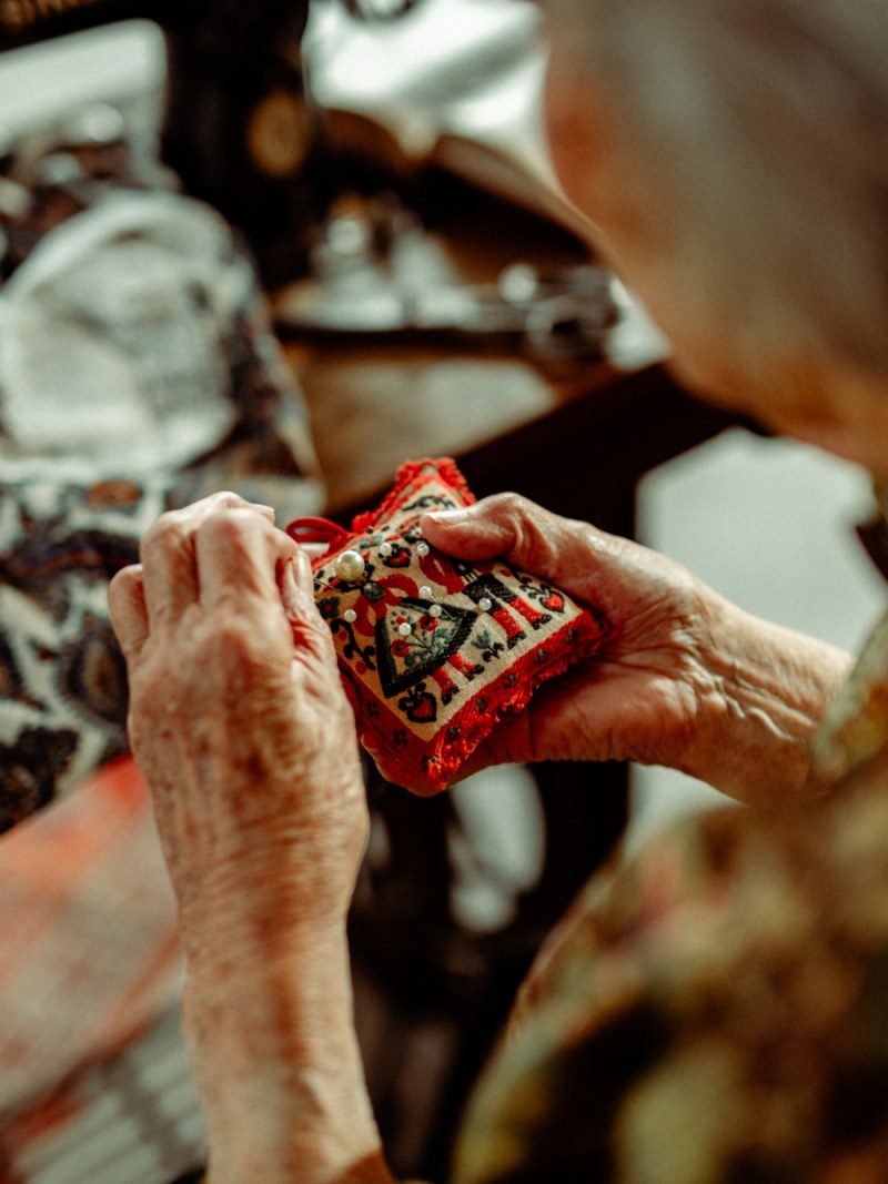 Fotoprojekt „Ich war nie nur mein Alter“ – Bewohnerin bei der Handarbeit mit Nadel und Faden