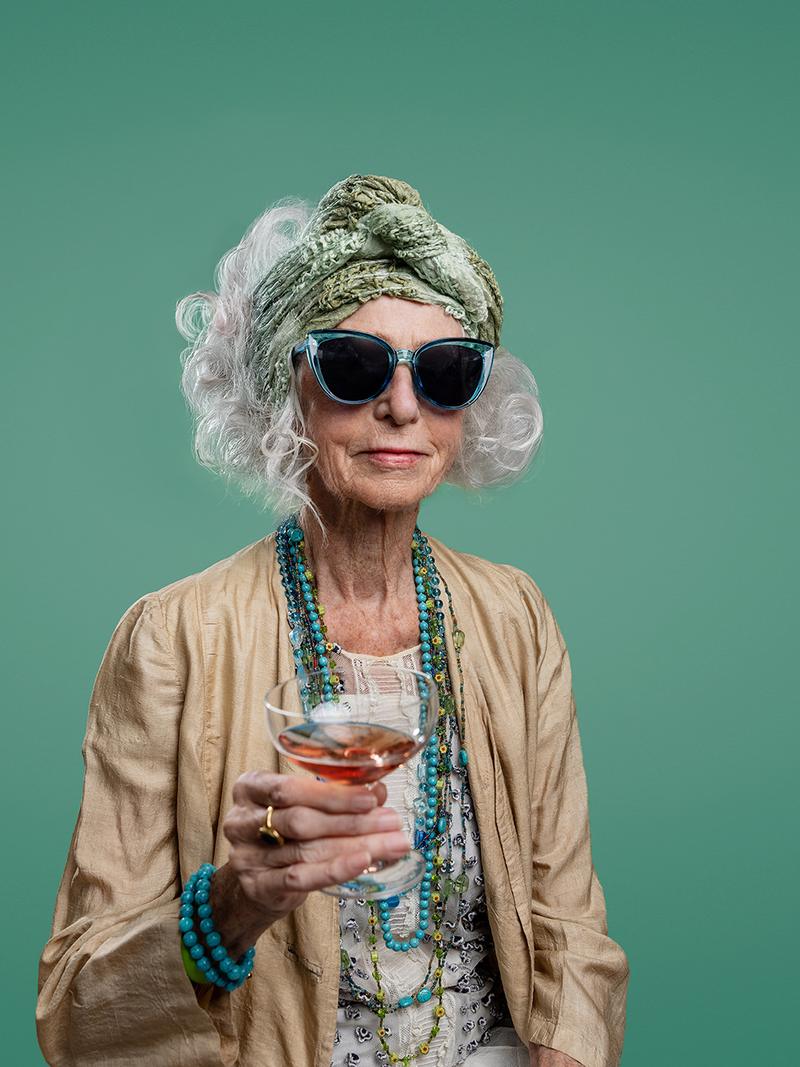 Fotoprojekt „Träume kennen kein Alter“ – Bewohnerin in Studio-Inszenierung mit Sektglas