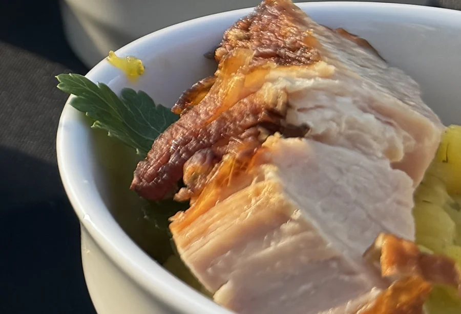 Mehrere Schälchen mit Schäufele und Kartoffelsalat vom Heimathappen-Catering