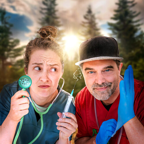 Cathrin Beese und Raphael Vogt, die Stimmen des Podcasts, verkleidet mit Stethoskop, Spritze und Handschuh