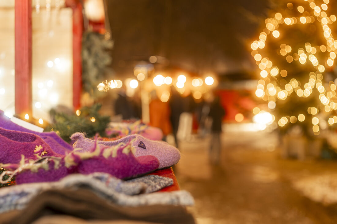 Stimmungsvolle Abendszene beim Winterwunderzauber im Park