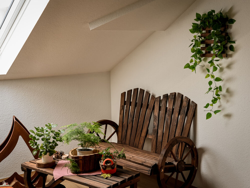 Wandmalerei mit Waldmotiv und Reh im Flur des Wohnbereichs Holz