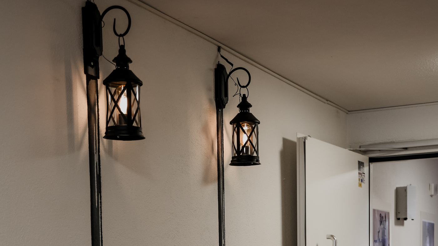 Wandmalerei im Flur des Wohnbereichs Licht