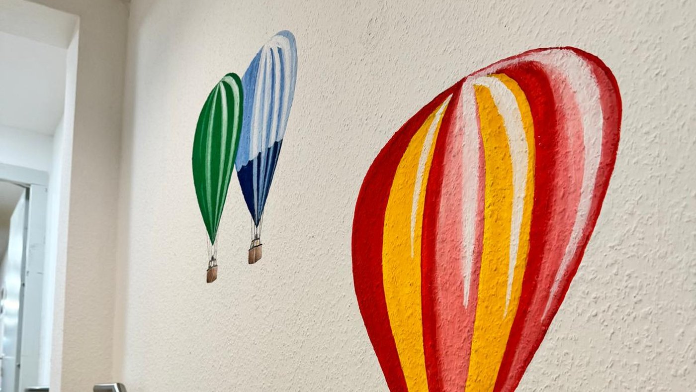 Wandmalerei mit Heißluftballons im Flur des Wohnbereichs Luft