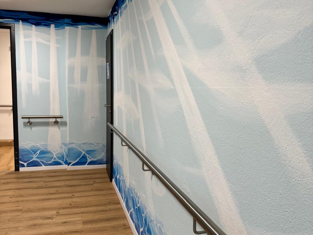 Flur des Wohnbereichs Wasser mit Wellenmotiv und Handlauf